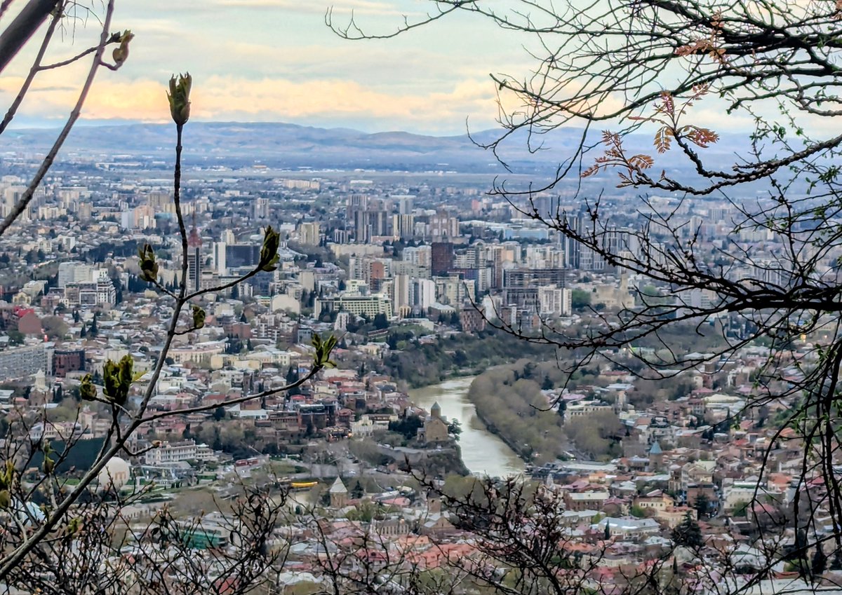 Thingseyessee's tweet photo. Spring is on hold in Tbilisi, there's snow on the hills, and the sky is on fire https://t.co/2GejvFyKBe
