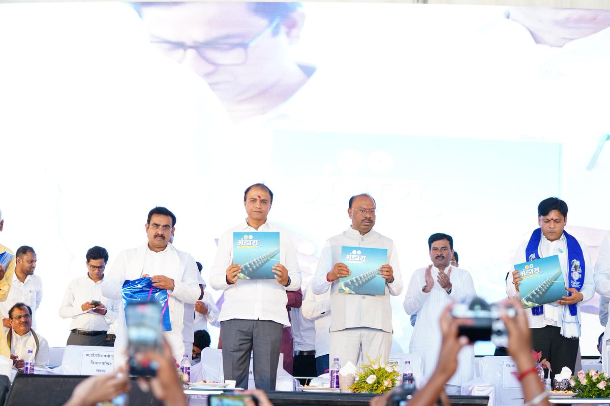 cbawankule's tweet photo. भंडारा जिल्ह्यातील लाखांदूर तालुक्यात नागरिकांना सर्व प्रशासकीय सेवा एकाच छताखाली सुलभपणे उपलब्ध व्हाव्यात या उद्देशाने उभारण्यात आलेल्या मध्यवर्ती प्रशासकीय इमारतीचे लोकार्पण करण्यात आले. सोबतच लाखांदूर पोलीस स्टेशनच्या नव्या इमारतीचे, सीसीटीव्ही सर्व्हिलन्स केंद्राचे उद्घाटन करण्यात आले. यावेळी भंडारा जिल्ह्यातील प्रेक्षणीय स्थळांची माहिती देणाऱ्या कॉफी टेबल बुकचे प्रकाशन तसेच शासनाच्या विविध योजनांतील पात्र लाभार्थ्यांना लाभाचे वाटप केले. १/३