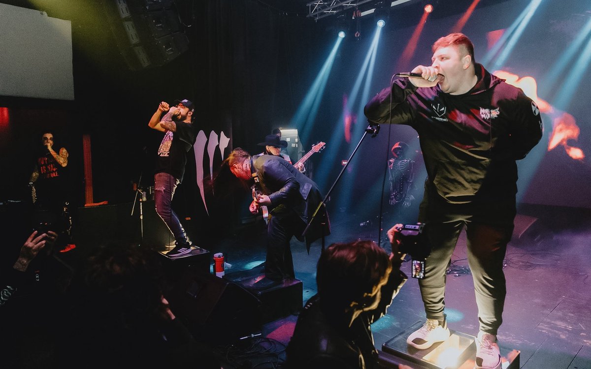 RealThomasGrim's tweet image. 👏🏻TEAM WORK👏🏻MAKES THE👏🏻DREAM WORK👏🏻 

There is so much love going on in the first photo! Come to one of our events soon to scream in our faces “BITE DEEPER BLOOD FEEDER”!🖤 

#teamworkmakesthedreamwork #teamwork #familyisforever #whatarefriendsfor #supportyourlocalmusicscene 🤝