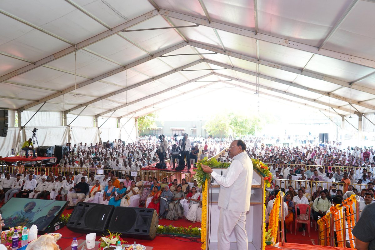 cbawankule's tweet photo. माझ्यासमवेत यावेळी भंडारा जिल्ह्याचे पालकमंत्री आणि गृह राज्यमंत्री डॉ. @DRPANKAJBHOYAR जी, खा. डॉ. @_Prashantpadole जी, आ. डॉ. @Parinayfuke जी, आ. @NANA_PATOLE जी, आ. @KrushnaGajbe जी, लाखांदूर नगरपंचायत चे नगराध्यक्ष विनोद ठाकरे, उपाध्यक्ष प्रल्हाद देशमुख, माजी आ. @BalaKashiwar जी, माजी आ. हेमकृष्ण कापगते, जिल्हाधिकारी सावन कुमार, पोलीस अधीक्षक नरुल हसन, भाजप भंडारा जिल्हा अध्यक्ष आशु गोंडाणे, शहर अध्यक्ष राहुल कोटरंगे, संघटन मंत्री बाळाभाऊ अंजनकर, २/३