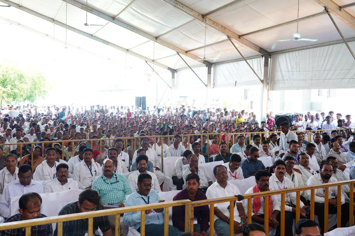 cbawankule's tweet photo. माझ्यासमवेत यावेळी भंडारा जिल्ह्याचे पालकमंत्री आणि गृह राज्यमंत्री डॉ. @DRPANKAJBHOYAR जी, खा. डॉ. @_Prashantpadole जी, आ. डॉ. @Parinayfuke जी, आ. @NANA_PATOLE जी, आ. @KrushnaGajbe जी, लाखांदूर नगरपंचायत चे नगराध्यक्ष विनोद ठाकरे, उपाध्यक्ष प्रल्हाद देशमुख, माजी आ. @BalaKashiwar जी, माजी आ. हेमकृष्ण कापगते, जिल्हाधिकारी सावन कुमार, पोलीस अधीक्षक नरुल हसन, भाजप भंडारा जिल्हा अध्यक्ष आशु गोंडाणे, शहर अध्यक्ष राहुल कोटरंगे, संघटन मंत्री बाळाभाऊ अंजनकर, २/३