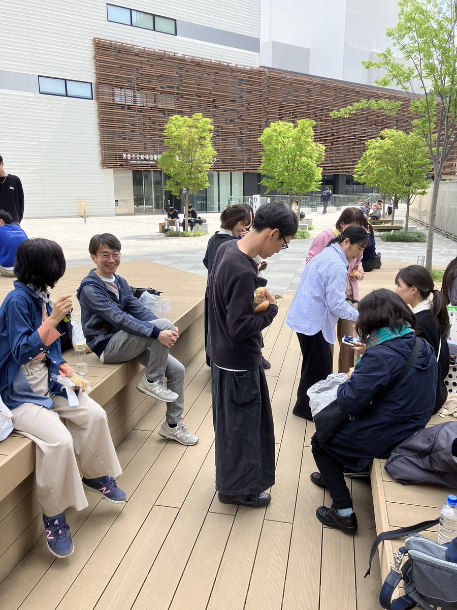 0nEbI5KBRa48730's tweet photo. 【🍙上映会まで残り10日🌾】

会場でリハーサルや❣️

みんなの挑戦が合わさりました。
何度も立ち上がっては前へ進みました🌈

お昼は外でゆにわのパンを食べて笑顔がこぼれてリラックス♪ https://t.co/v4NNPVKUVq