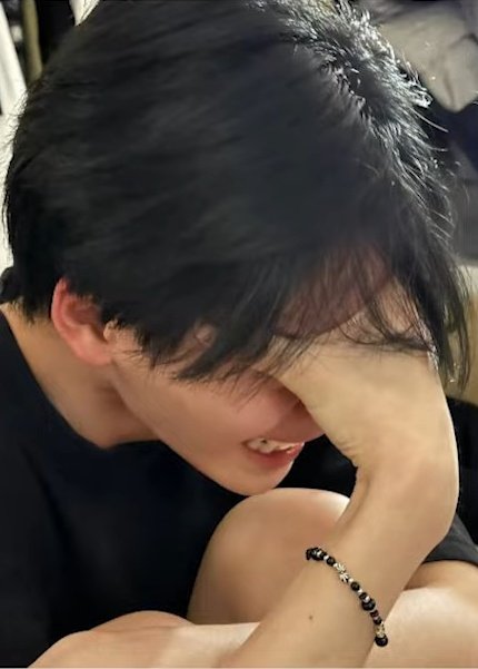 눈물이 없다던 정모는 "크래비티가 좋다"며 눈물을 흘렸고,
조용하던 그는 이제 용기내 자신의 생각을 말한다. 정모는 변했다.
그의 하루를 챙겨주는 여덟 명의 멤버들과, 최고라고 말해주는 수많은 러비티를 만났기 때문에 
정모의 눈물 버튼, 원동력, 청춘을 묻는 다면 답은 단순하다. 크래비티와