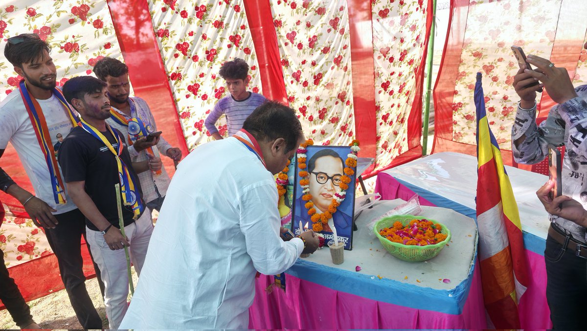 आज डॉ. भीमराव अंबेडकर जी की जयंती के अवसर पर विधानसभा क्षेत्र 195 भोजपुर के ग्राम खुदागंज, उभरी खेड़ा, रजीपुर, वहोंरना एवं नहरैया में पहुंचकर उनकी प्रतिमा पर श्रद्धा सुमन अर्पित किए।
बाबा साहब के विचार आज भी समाज और युवाओं के लिए प्रेरणास्रोत हैं। आइए, उनके आदर्शों पर चलकर एक