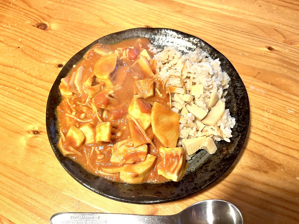 bptour's tweet photo. 今年も来ました
たけのこシーズン
お寺の裏に
にょっきにょっき

たけのこカレー on たけのこご飯
細切りたけのこのお好み焼き

どっちも美味かー https://t.co/oupfXgaBtC