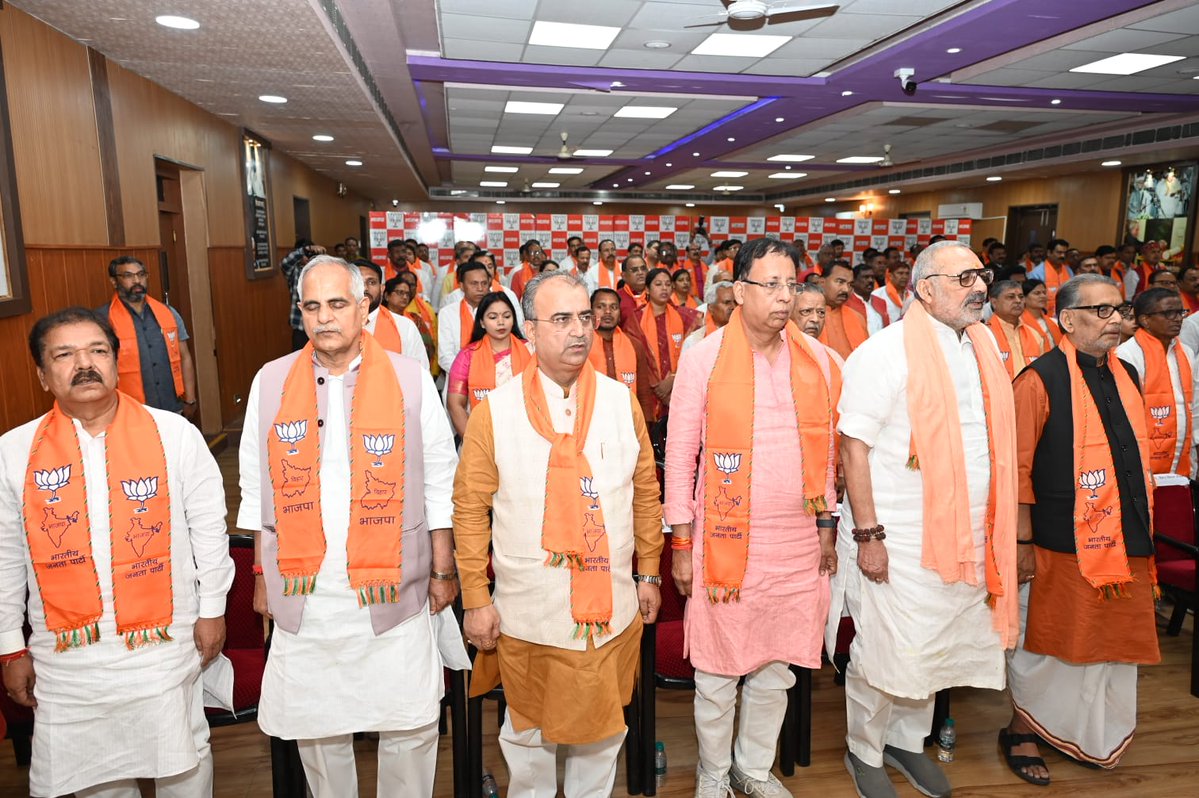 sanjayjaiswalMP's tweet image. भाजपा प्रदेश कार्यालय में आयोजित भाजपा विधानमंडल दल की बैठक में सम्मिलित हुआ और सर्वसम्मति से नेता चुने जाने पर श्री @samrat4bjp जी को हार्दिक बधाई एवं शुभकामनाएँ दीं।

#NDA4Bihar #SamratChoudharyji #BiharDevelopment

1/4