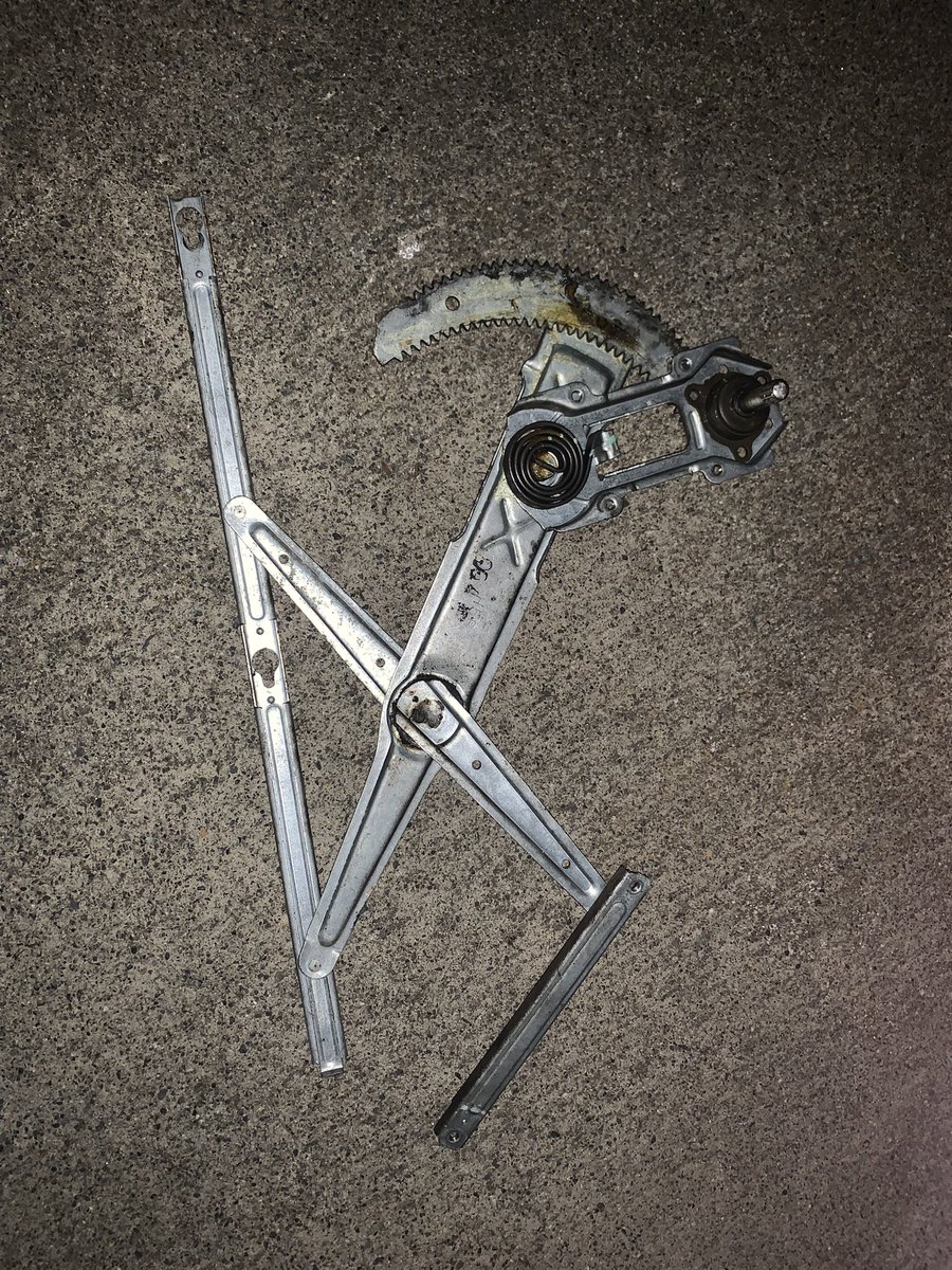 EF系の手動ウィンドウレギュレータ運転席側持ってる方いませんでしょうか？
非常に欲しいでございます🙇
買わせていただきたく候