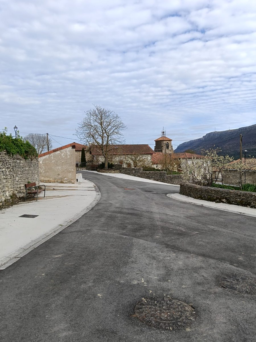 AcoaAke's tweet image. 📌 El #concejo de #Luna ha rematado el soterramiento de canalizaciones y la separativa de pluviales y fecales de #Arriano #Guillarte y Luna

#PlanForal #Erein

🚧Lunako kontzejuak Arriano, #Gibilloarrate eta Luna herrien urbanizazioa bukatu du 

@Kuartango_Udala @AnanakoKuadrila