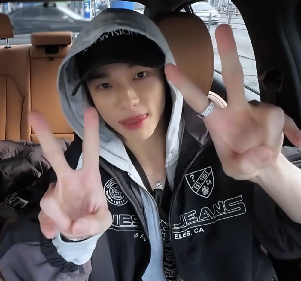 star ✩˚⋆☾✧ tweet media