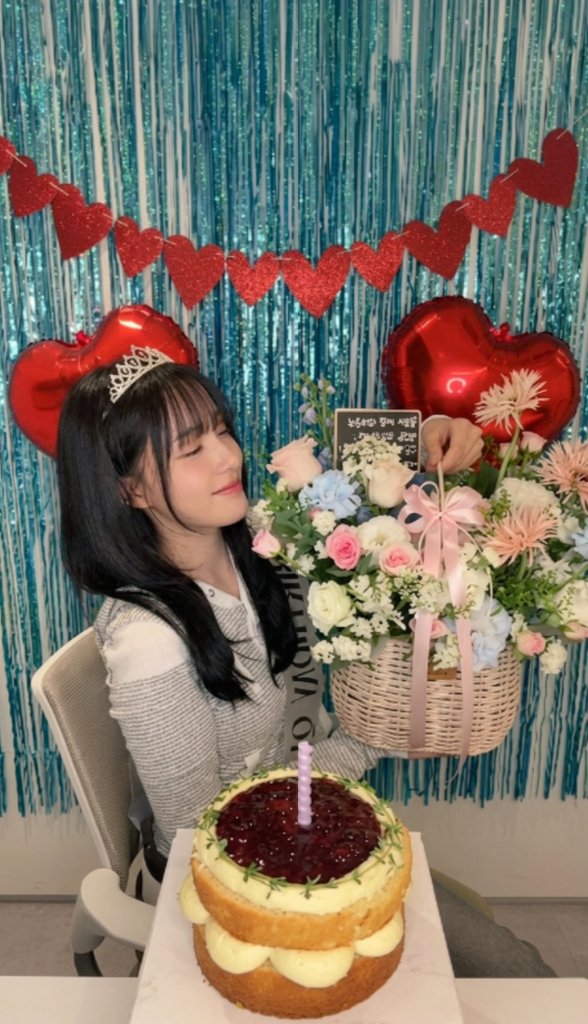 feliixsp's tweet photo. how beautiful she looked on her birthday live 🙏🏽 #Yoon t amo mucho Yooncita https://t.co/kg646rpj2K