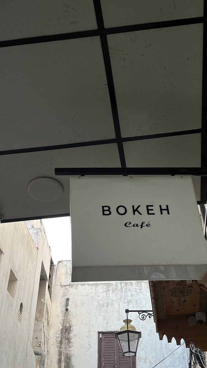Luvino87's tweet photo. المزج بين القهوة ومحيطها شيء تجده في ازقّة الرباط.
@BokehCafe 
@agharass 
#rabat https://t.co/cf03GPdfvt