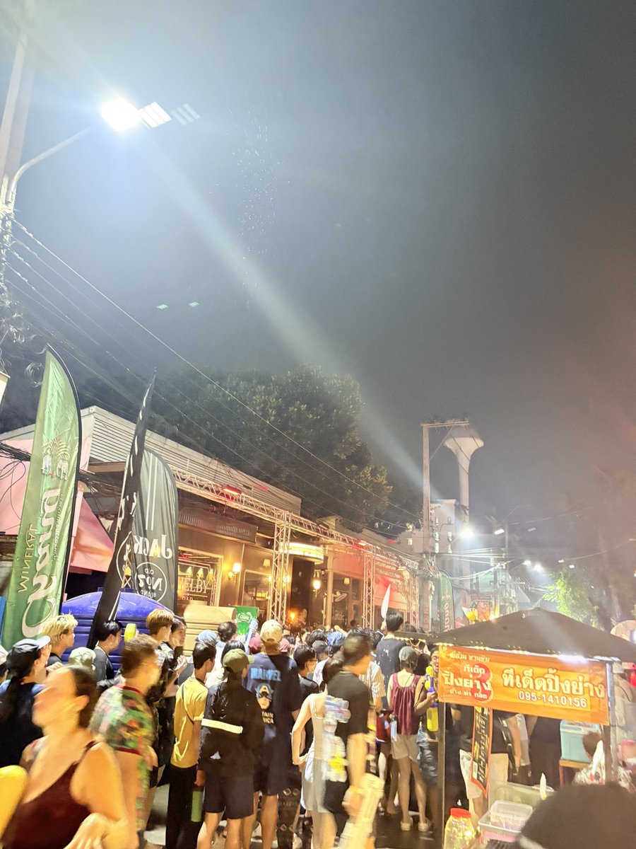 Cpop3625's tweet photo. คนเยอะมากกก #สงกรานต์เชียงใหม่ https://t.co/fJWThOedZ8