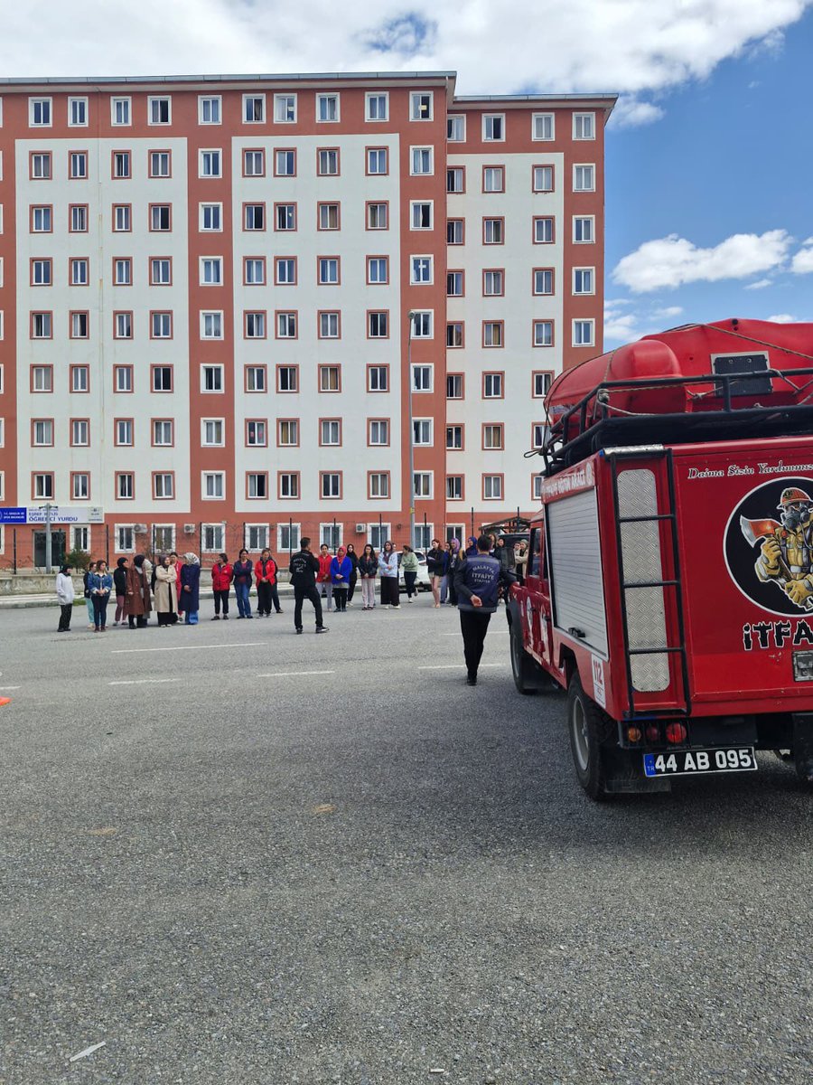 MalatyaKYGM's tweet photo. 📍Eşref Bitlis Yurdu

Önce güvenlik! 🚨 Yurdumuzda, personelimiz ve öğrencilerimizle birlikte olası risklere karşı hazırlıklı olmak için yangın tatbikatımızı gerçekleştirdik. Tedbiri elden bırakmıyor, güvenli bir barınma ortamı için farkındalığımızı artırıyoruz. 🧯

#KYGMAkademi https://t.co/3NNYGMuua8