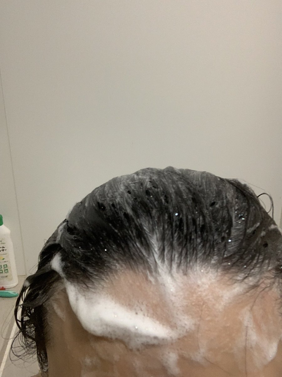 fumibun152's tweet photo. 使い心地が良くてリピート購入です。ナイトケア用に使っていますが、翌朝の髪のまとまりが良くなりました。寝ぐせもつきにくくなり、朝のスタイリングがかなり楽に！時短にもなるので忙しい日にも重宝しています。

#Pharma21 #Jbeauty #Haircare #シャンプー　#ヘアケア https://t.co/rd23O33bOy