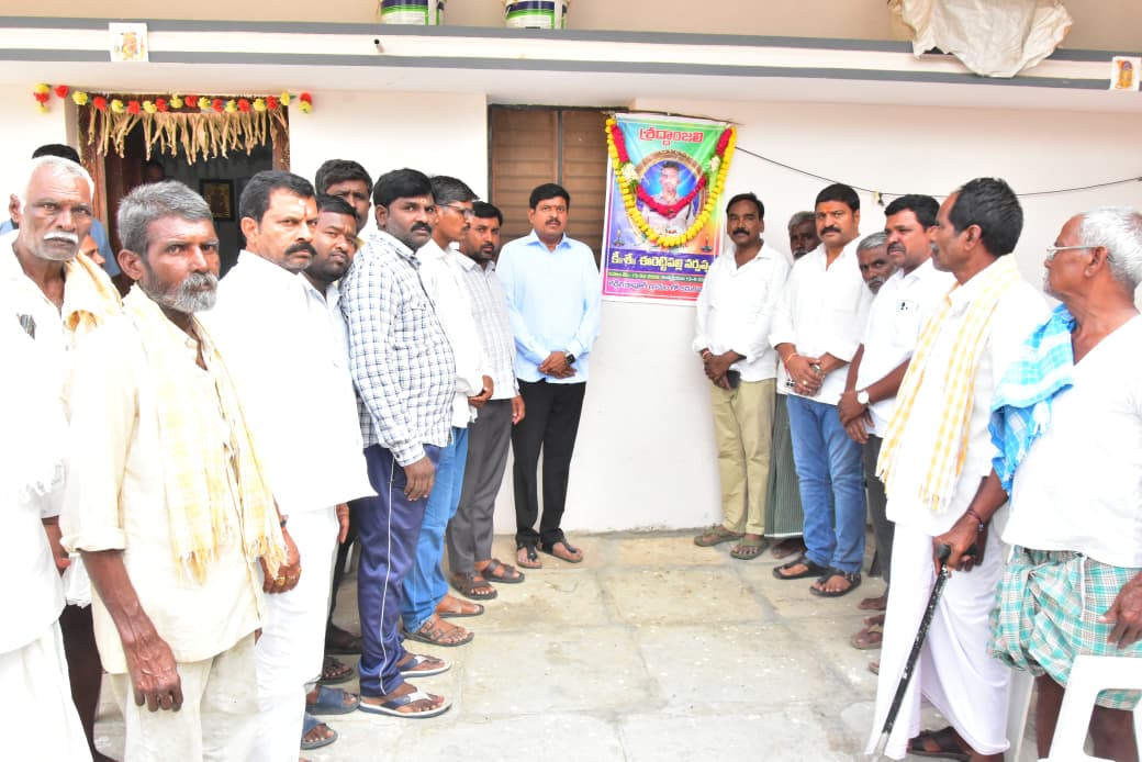 ManoharReddyINC's tweet image. బషీరాబాద్ మండలం రెడ్డి ఘనపూర్‌కు చెందిన ఏఆర్ కానిస్టేబుల్ నర్సప్ప గారి ఆకస్మిక మరణం బాధాకరం. ఈ రోజు వారి నివాసానికి వెళ్లి నివాళులు అర్పించి కుటుంబ సభ్యులను పరామర్శించాను.

పోలీసు శాఖకు సంబంధించిన సదుపాయాలు త్వరితగతిన అందేలా కృషి చేస్తానని భరోసా ఇచ్చాను.

 #Condolences #Tandur