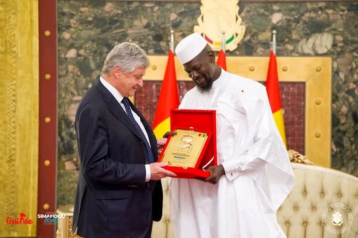 daye_med's tweet image. 🇬🇳#Simandou2040 #Program : Réforme des codes d'investissement.
Aujourd'hui, jour historique : La Guinée a entamé la révision de son code des investissements sous l'impulsion du président MAMADI DOUMBOUYA @presi_doumbouya , visant un cadre plus moderne lisible et attractif.