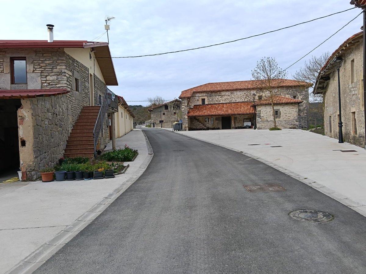 AcoaAke's tweet image. 📌 El #concejo de #Luna ha rematado el soterramiento de canalizaciones y la separativa de pluviales y fecales de #Arriano #Guillarte y Luna

#PlanForal #Erein

🚧Lunako kontzejuak Arriano, #Gibilloarrate eta Luna herrien urbanizazioa bukatu du 

@Kuartango_Udala @AnanakoKuadrila