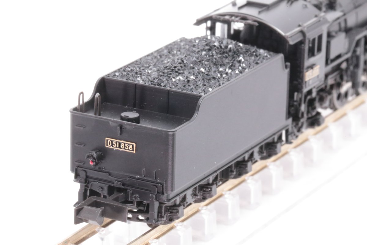 kazushiro1762's tweet photo. KATOベースでD51 858号機。
折れの無い戦時鋼製化デフに煙室扉のみ切取と横一文字の手すり、カマボコドーム、ヒサシ延長などなかなか特徴的な個体。
某所のあまりにもあんまりなD51 858に我慢できず「これで精密加工品とか」とポストをした件の言い訳というか… 自分はどうなんだと言われた気がして… https://t.co/tkpWW6E9vs