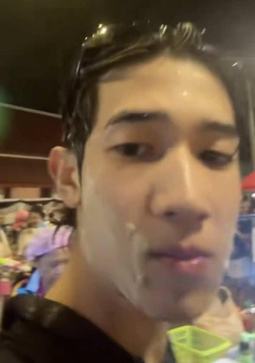 AMPG2ForeverU's tweet image. วันนี้หมวยเก้ดไปเล่นสงกรานต์กับเพื่อนเชนค้าบบ แก๊ง ซค อะป่าววว โดนปะแป้งอีกแล้ว เดี๋ยวตำรวจพี่ภูมิจับอีกกก แต่สงสัยจะชอบนะแว่นแฟน👼🏻❄️💦

#แอลม่อนโปรเกรสสาดฉ่ำทั้งด้อม
#ProgressPassawish