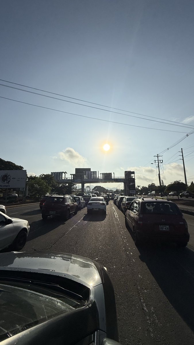 andreaneri20's tweet photo. El pan nuestro de cada día tráfico en #víaalacosta . ¿Solución? Es imposible llegar a tiempo, aunque se salga a tiempo. Rodamos lento. https://t.co/svy4TCVyyB