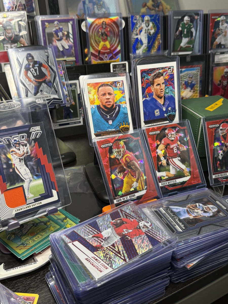 JimbosJunkbox's tweet image. see you tonight y’all

#whatnot 8:30pm cst 

whatnot.com/s/NUWJ0g3K

more blasters and single parallels and rookies than i have ever had live. 
#dabears rookies, thrillers AND jersey card