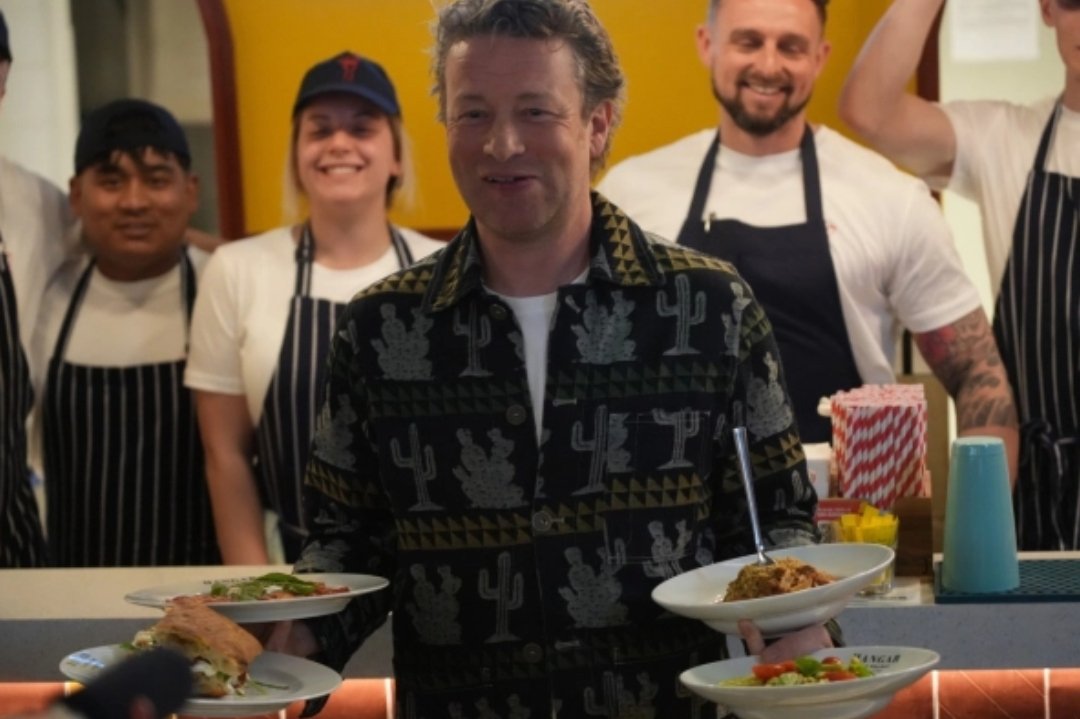 LazarNikol62708's tweet image. Svetski poznati kuvar Jamie Oliver posetio je Beograd i obišao pijacu na Novom Beogradu, gde je probao domaće srpske proizvode i družio se sa prodavcima i fanovima. koje jelo ga je po vašem mišljenju najviše oduševilo? #srbija #caosvima #beograd