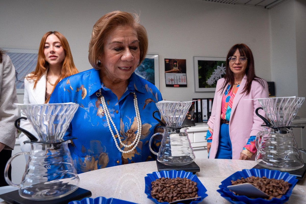 CancilleriaCol's tweet photo. La Canciller Rosa Yolanda Villavicencio visitó las instalaciones de Koffie F. Rombouts en Bélgica, una empresa del sector cafetero europeo que trabaja con pequeños productores y cooperativas. https://t.co/PmVNHRXK8X