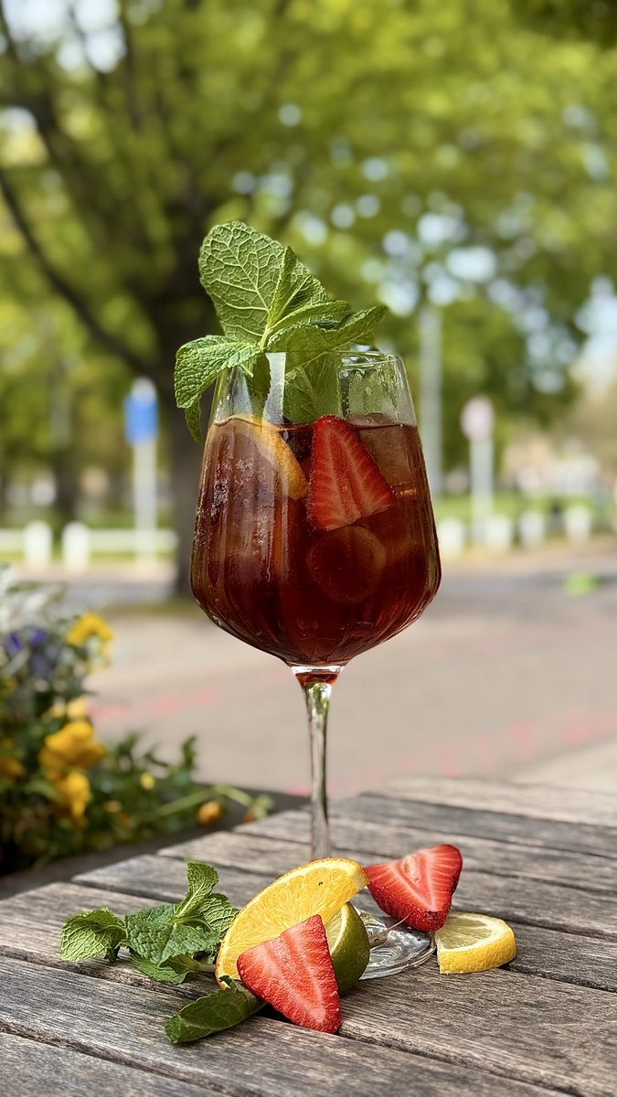 coachhotelkew's tweet image. Nothing beats a sunny sip ☀️ 

Our Pimms Fizz is calling your name 🍓🍋🍊🍃 fresh, fruity, and perfect for a day like this. Deputy Manager Jack loves it!

Head down to our terrace &amp;amp; garden, soak up the sunshine, and sip while it lasts 🌞🍹

#spritz #richmond #kew #youngspubs
