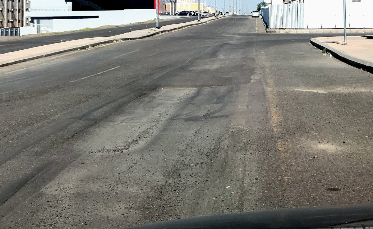 SC450's tweet photo. وفق اللوائح والانظمه هذي مخالفات جسيمه تتطلب معالجه فورية ضمن ادارة المخاطر ازاله الضرر بشكل اولي ثم اعاده تقييم الحاله ولكن تقصيركم مثبت وواضح بعدم التحقق وتقييم الحاله ميدانيا ولكن هذا ليس مستغرب وليس بجديد على #أمانة_المدينة 
@AmanaAlmadinah 
@amana_cs 
@Momah_SA https://t.co/nZZhgzJjTz