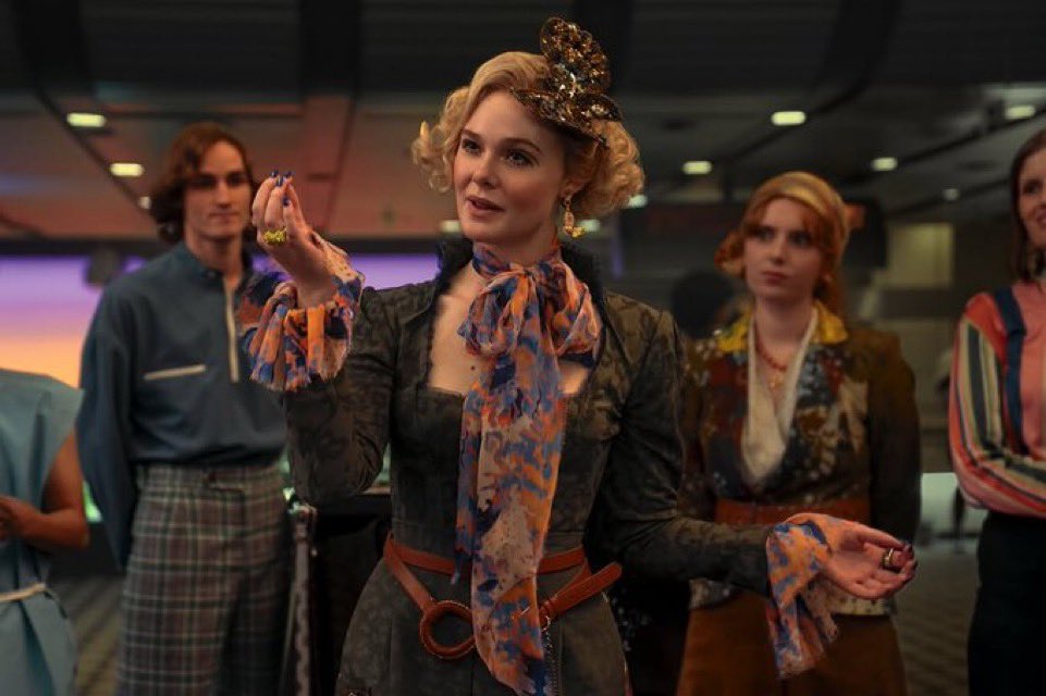 taskmasterfan's tweet photo. i love how every effie outfit we’ve seen has black, aligning her with district twelve / the newcomers and less of the garish styles of the capitol. it’s such a clever way to show her morality ! https://t.co/X6lJcsmzP1