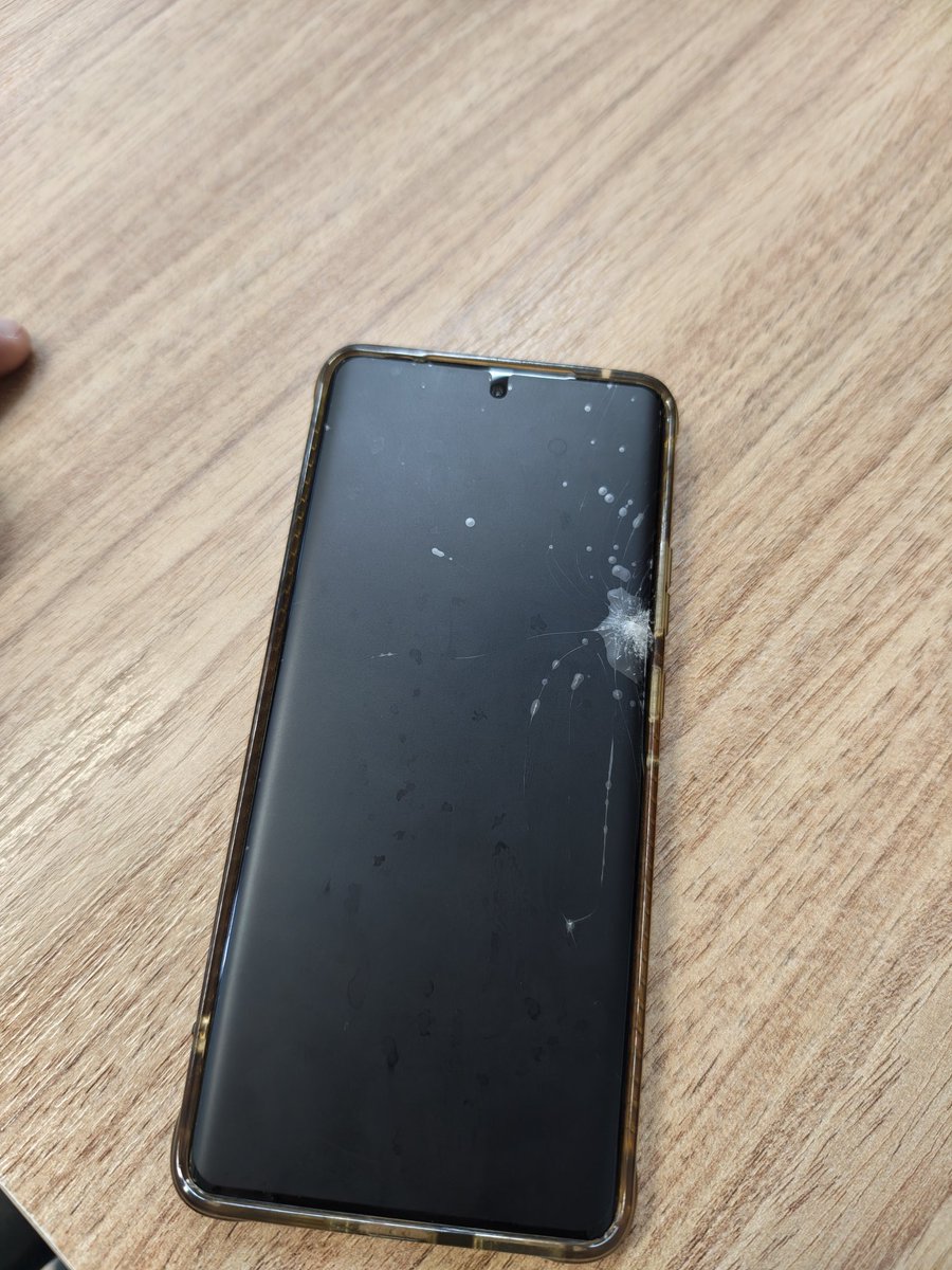 Após um pequeno hiato, estou de volta! Meu celular caiu e a tela estraçalhou inteira. Coitado, estava praticamente novo. Apenas 1 ano e meio de uso. Faz parte.