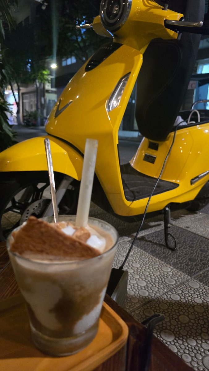 moru77777's tweet photo. 【🇻🇳ベトナム生活】
今ベトナムは19:45

アパートの1階がカフェなので愛車を充電しながらココナッツコーヒー☕

満タンにしてあげましょね 🛵

【捕捉】
電気盗んでないよ。
『21時までならいくらでも充電していいよ』
とカフェと交渉・許可済みね。 https://t.co/FR0AM9bmDP