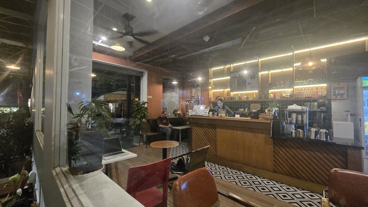 moru77777's tweet photo. 【🇻🇳ベトナム生活】
今ベトナムは19:45

アパートの1階がカフェなので愛車を充電しながらココナッツコーヒー☕

満タンにしてあげましょね 🛵

【捕捉】
電気盗んでないよ。
『21時までならいくらでも充電していいよ』
とカフェと交渉・許可済みね。 https://t.co/FR0AM9bmDP