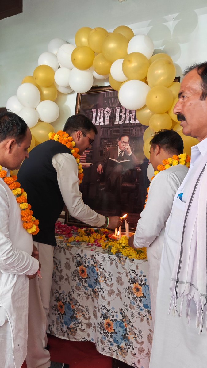 SATPALJAMBA's tweet image. भारत रत्न भीमराव अंबेडकर (बाबा साहेब) जी की 135वीं जयंती पर ग्राम रसीना में नमन किया तथा ग्राम पाई में आयोजित रक्तदान शिविर में मुख्य अतिथि के रूप में शामिल होकर दीप प्रज्वलित कर शुभारम्भ किया।

#blooddonate #jaibhim