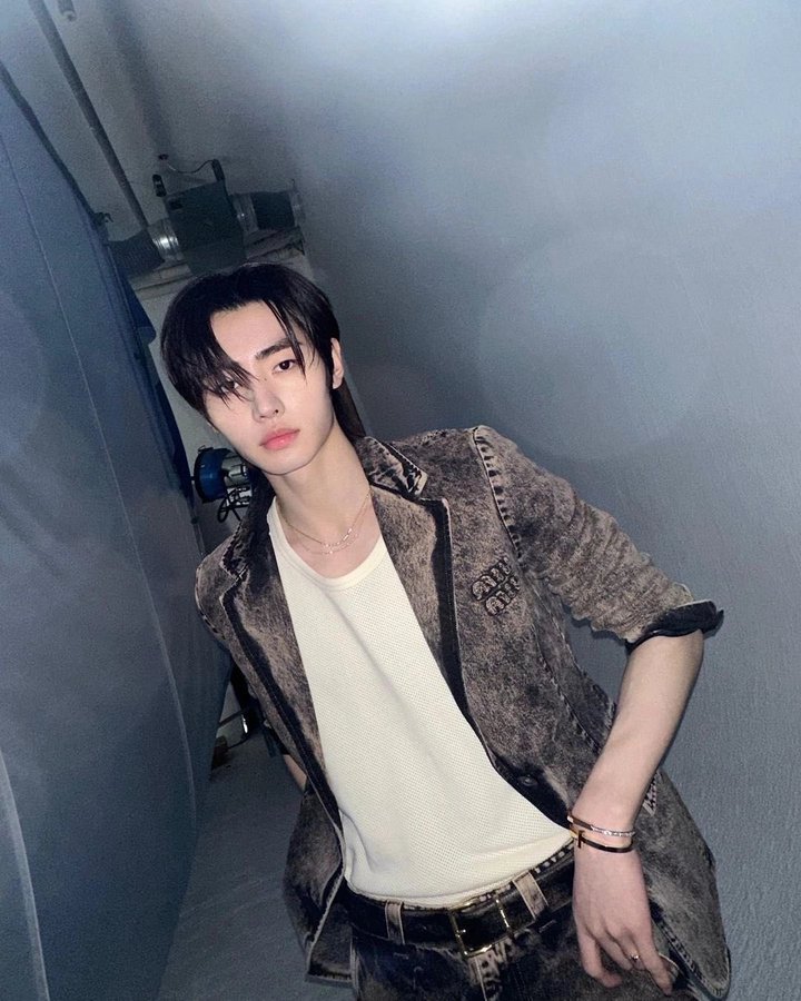 thobsidianorder's tweet photo. 𝙼i última parada es nada más y nada menos que escuchar mi nueva playlist favorita 🎧☆ es por eso que no podía quedarme atrás ante el #𝕣o͠mmαʼ𝜗𝚑αppy ya saben, soy un gran fan de la niña.

u͞r 𝐢do𝕝 ✺ ' 🪼 #𝕝uc𝕚𝑓ǝr ! https://t.co/uiQk4RYXAj