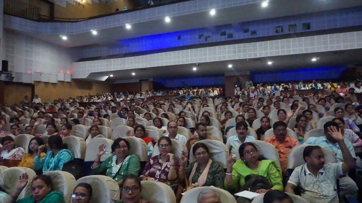CEOWestBengal's tweet image. DEO Howrah along with Observer present in the training programme organized for polling process to be organised for AVSC,AVPD and AVES categories at Howrah district of West Bengal.
#WBLA2026 #Training 
@ECISVEEP
@SpokespersonECI
@PIBKolkata
@airnews_kolkata 
@sveephowrah