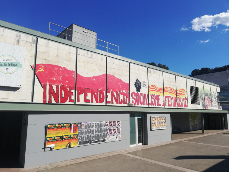 DancsCatalans's tweet photo. @Rafaelarenasgar El mural fa com 20 anys que és allà. I allà seguirà. Ja podeu plorar. https://t.co/77wjf6qP6b