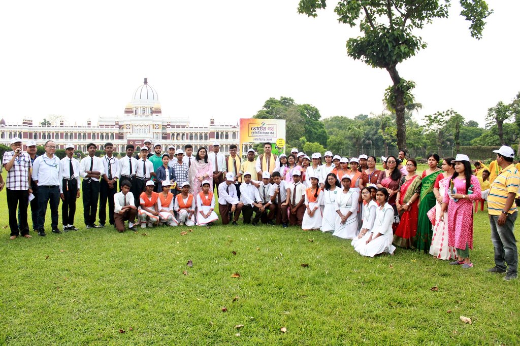 ECISVEEP's tweet image. Festivity all around #WestBengalElections2026 🇮🇳

📍 Cooch Behar
A vibrant Chunav Ka Parv unfolding on the ground.

✨ First-time and young voters bring unmatched enthusiasm, stepping forward not just to vote, but to pledge participation.

🌱 Plantation drives underline the