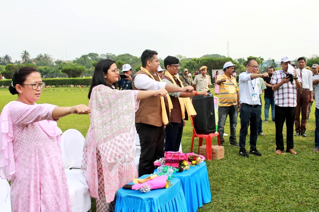 ECISVEEP's tweet image. Festivity all around #WestBengalElections2026 🇮🇳

📍 Cooch Behar
A vibrant Chunav Ka Parv unfolding on the ground.

✨ First-time and young voters bring unmatched enthusiasm, stepping forward not just to vote, but to pledge participation.

🌱 Plantation drives underline the