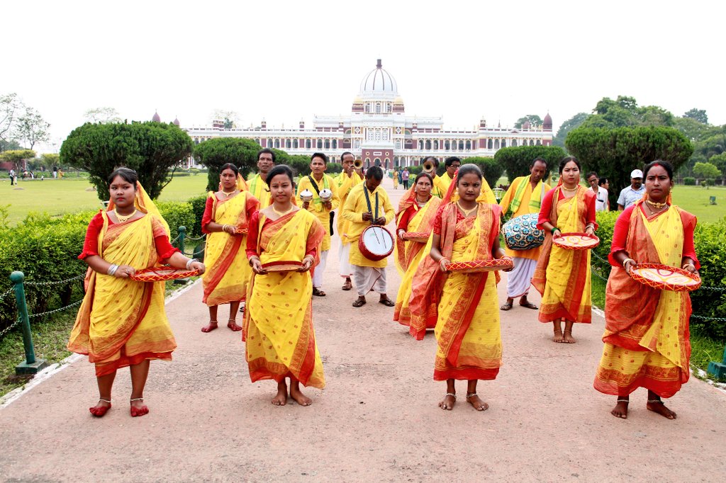 ECISVEEP's tweet image. Festivity all around #WestBengalElections2026 🇮🇳

📍 Cooch Behar
A vibrant Chunav Ka Parv unfolding on the ground.

✨ First-time and young voters bring unmatched enthusiasm, stepping forward not just to vote, but to pledge participation.

🌱 Plantation drives underline the