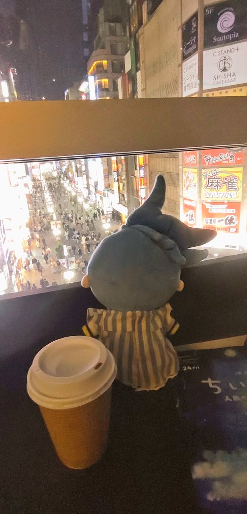 新宿に降り立ちしむにゅガヨくん〜🧸🚒
むガヨ「すてきな映画だったね、でもみんな待ってるからもう帰ろうね」
「夜なのににぎやかね〜」