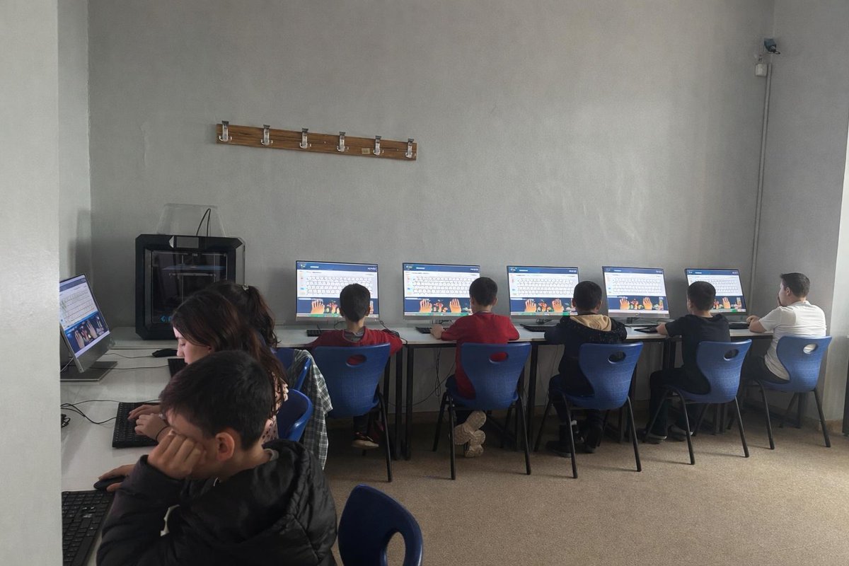 Ipekyol_GM's tweet photo. On parmak klavye tekniğini öğrenerek daha hızlı, doğru ve rahat yazmayı keşfedin.
Dijital dünyada kendini geliştirmek isteyen tüm gençleri klavye eğitimimize bekliyoruz. 💻✨ https://t.co/h0foSRzPrJ