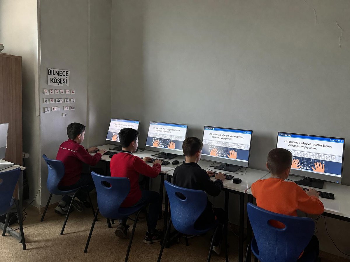 Ipekyol_GM's tweet photo. On parmak klavye tekniğini öğrenerek daha hızlı, doğru ve rahat yazmayı keşfedin.
Dijital dünyada kendini geliştirmek isteyen tüm gençleri klavye eğitimimize bekliyoruz. 💻✨ https://t.co/h0foSRzPrJ