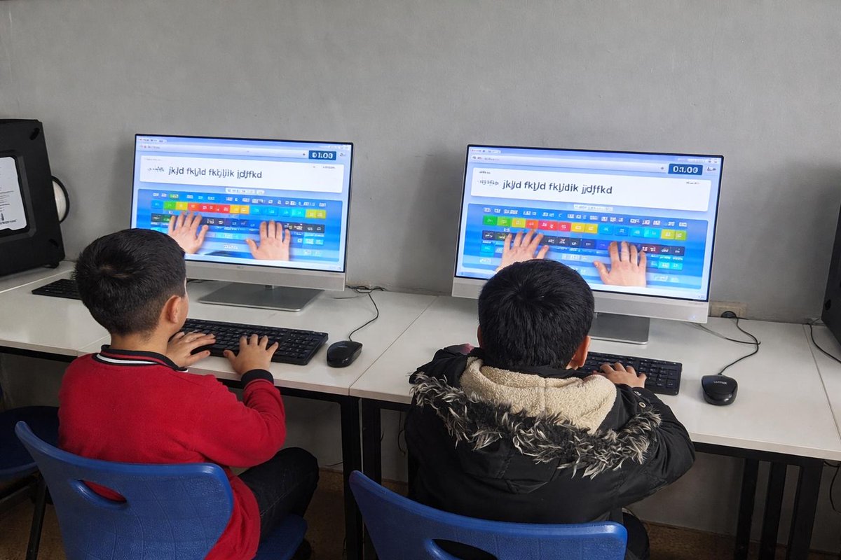 Ipekyol_GM's tweet photo. On parmak klavye tekniğini öğrenerek daha hızlı, doğru ve rahat yazmayı keşfedin.
Dijital dünyada kendini geliştirmek isteyen tüm gençleri klavye eğitimimize bekliyoruz. 💻✨ https://t.co/h0foSRzPrJ