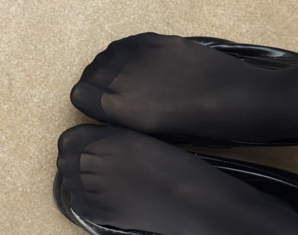 sa_ku_rm's tweet image. 今日の黒スト〜❣️
股のところも汚れちゃって連履き初日から最悪🥺🥺

#OL #タイツ #ストッキング #パンスト #パンプス