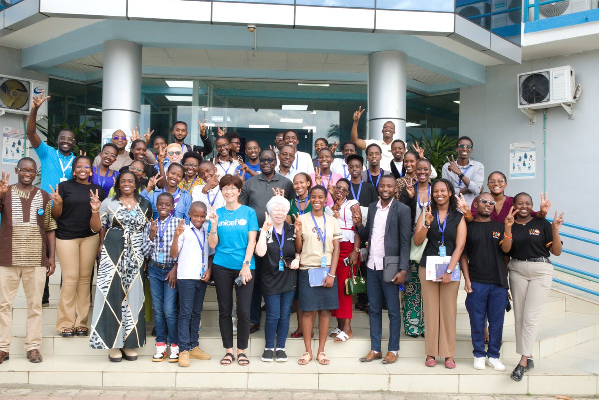 UNICEF_Burundi's tweet image. Des jeunes prennent la parole pour les #ODD!
@UNICEF, avec @UNFPA &amp;amp; @Burundi_Gov, a organisé une consultation d’enfants &amp;amp; jeunes dans le cadre de la Revue Nationale Volontaire. Leurs défis, idées &amp;amp; solutions pour le 🇧🇮 de 2030 seront intégrés au rapport national présenté à l’ONU