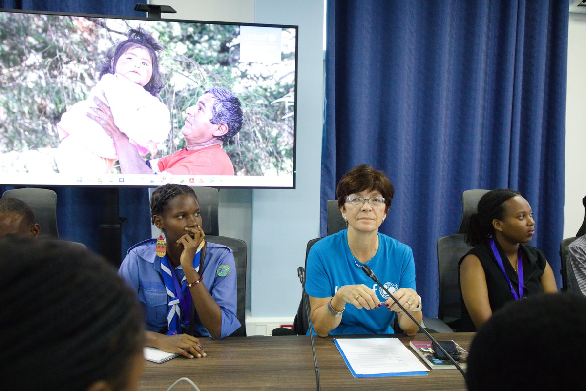 UNICEF_Burundi's tweet image. Des jeunes prennent la parole pour les #ODD!
@UNICEF, avec @UNFPA &amp;amp; @Burundi_Gov, a organisé une consultation d’enfants &amp;amp; jeunes dans le cadre de la Revue Nationale Volontaire. Leurs défis, idées &amp;amp; solutions pour le 🇧🇮 de 2030 seront intégrés au rapport national présenté à l’ONU