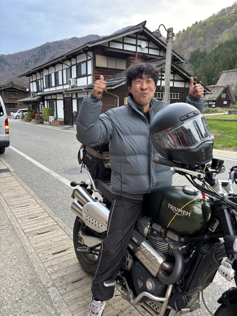 CafeShingedo's tweet photo. 白川郷　喫茶　心花洞
写真は､本日お越しになられた､インド🇮🇳人ファミリーと韓国からの1人旅ライダー。実は､韓国🇰🇷からお越しのライダーのバイクが私のお店の近くでエンジントラブル…。途方に暮れていたところ，何と､そのインド人達が協力し，バイクの押しがけによりエンジがかかったのであります https://t.co/Z4Ce3qWPBr