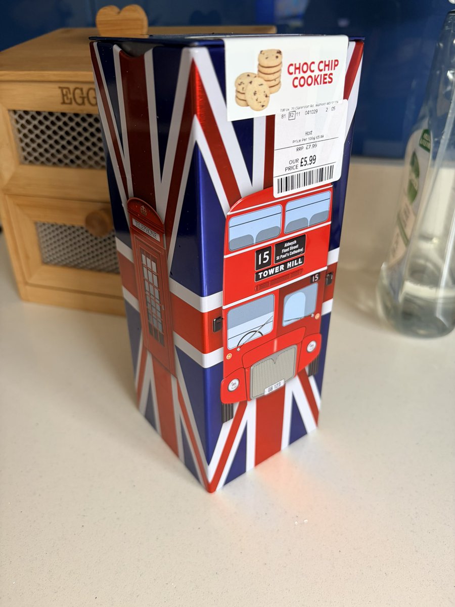_SignalNotNoise's tweet image. How could I say no to this British awesome tin.
I don’t care about the cookies.
Had to get it lol 😂 
#Bargain #British