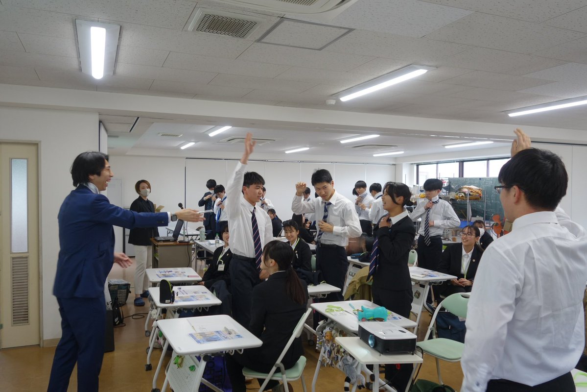 特別講義として、洋服の青山様をお呼びし、スーツの着こなしについて講義していただきました✍
就職活動の相棒となるスーツの正しい着こなし方を実演を交えて、学びました📒
#洋服の青山　#埼玉動物海洋専門学校